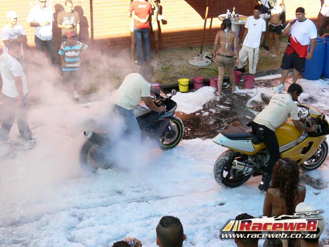 h20_bikini_car_wash_160